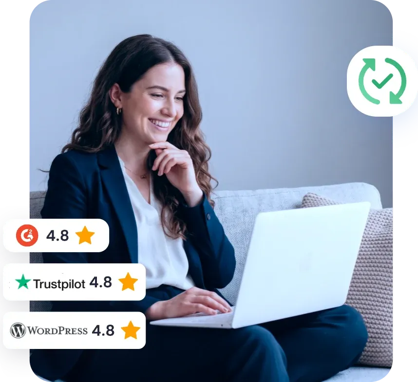 Un’imprenditrice genera un’informativa sulla privacy sul suo laptop, accanto alle valutazioni di CookieYes su G2, Trustpilot e WordPress